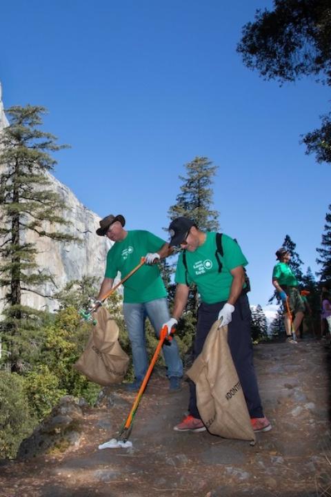 Subaru x National Park Foundation — volunteers cleaning a national park