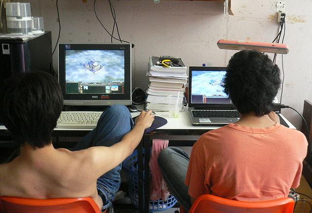 640px-2_men_using_their_computers.jpg