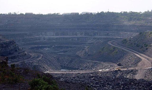 640px-Coal_mine_in_Dhanbad_India.jpg