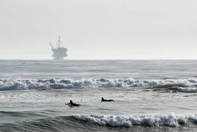 640px-Offshore_oil_rig.jpg