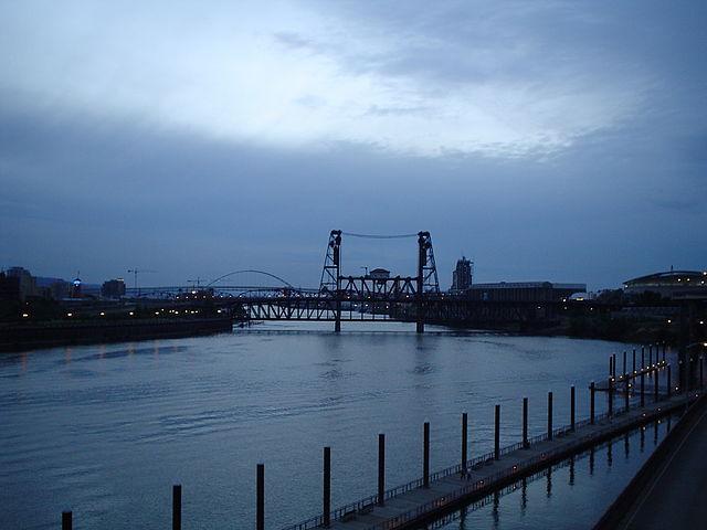 640px-Portland_Oregon_Willamette_River_at_night.jpg