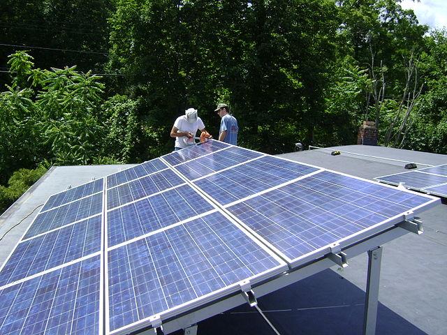 640px-Rooftop_Photovoltaic_Array.jpg