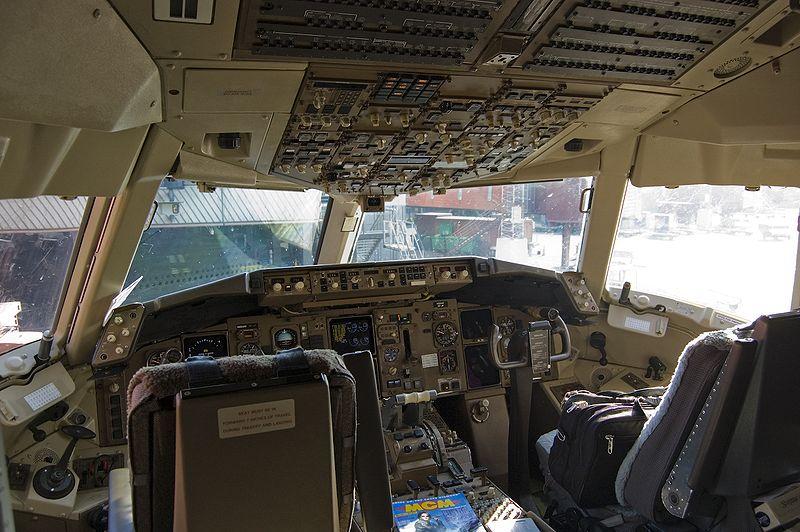 800px-767_Airplane_cockpit.jpg