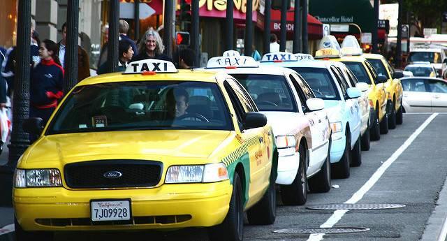 A-queue-of-taxis-in-San-Francisco.jpg