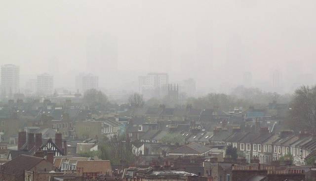 A-smoggy-day-in-London-2014.jpg
