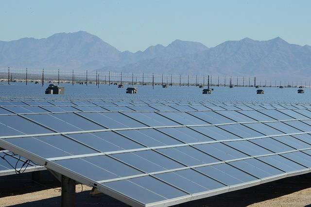 A-solar-power-installation-in-Californias-Mojave-Desert.jpg