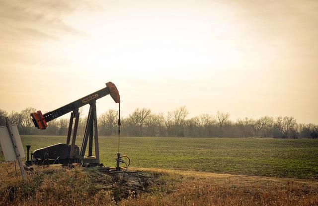 An-oil-derrick-in-rural-Oklahoma.jpg