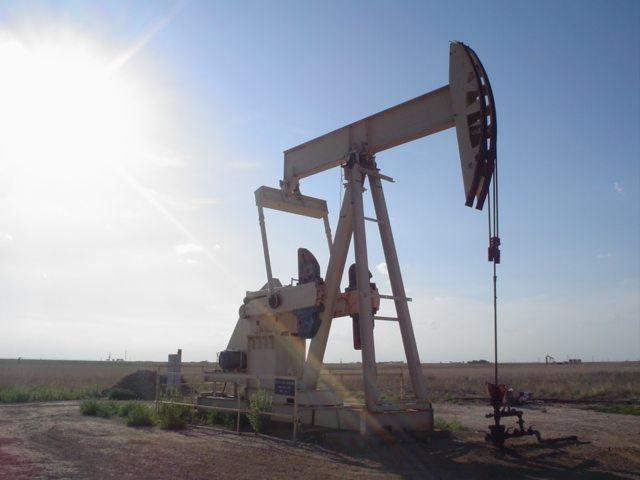 An-oil-well-near-Lubbock-Texas.jpg