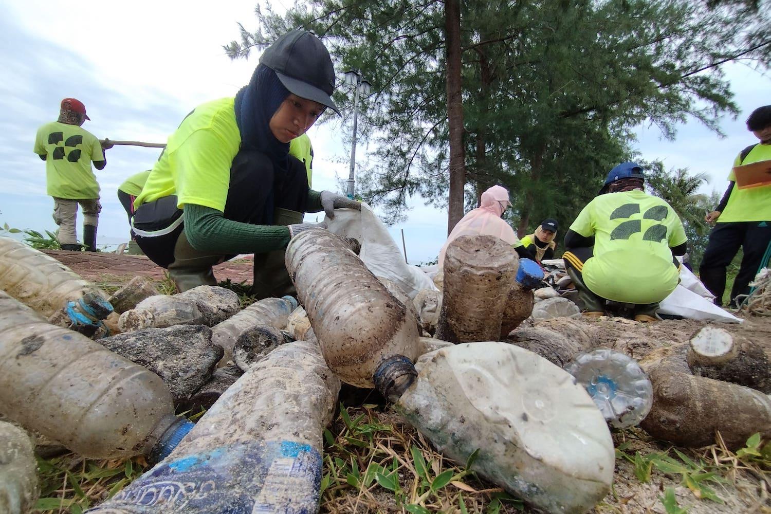 Beach Cleanup - cleaning up plastic pollution in indonesia