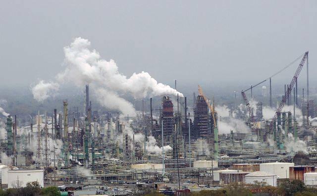 Exxon_Mobil_oil_refinery_-_Baton_Rouge_Louisiana.jpg
