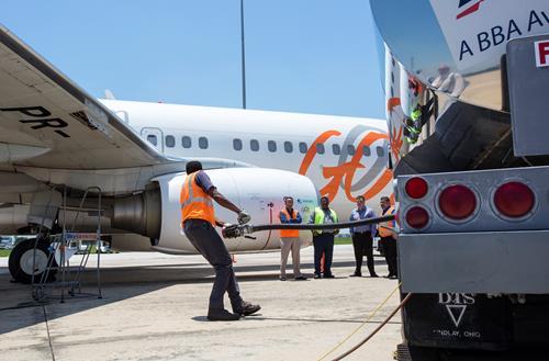 Feuling-of-a-GOL-737-800-with-Amyris-sugarcane-based-jet-fuel.jpg