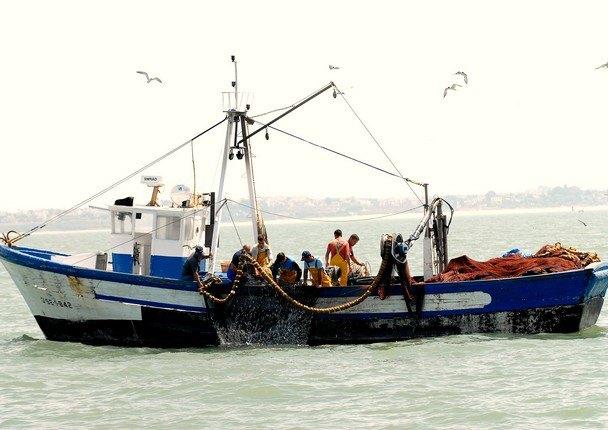 Fishers-hauling-catch.jpg