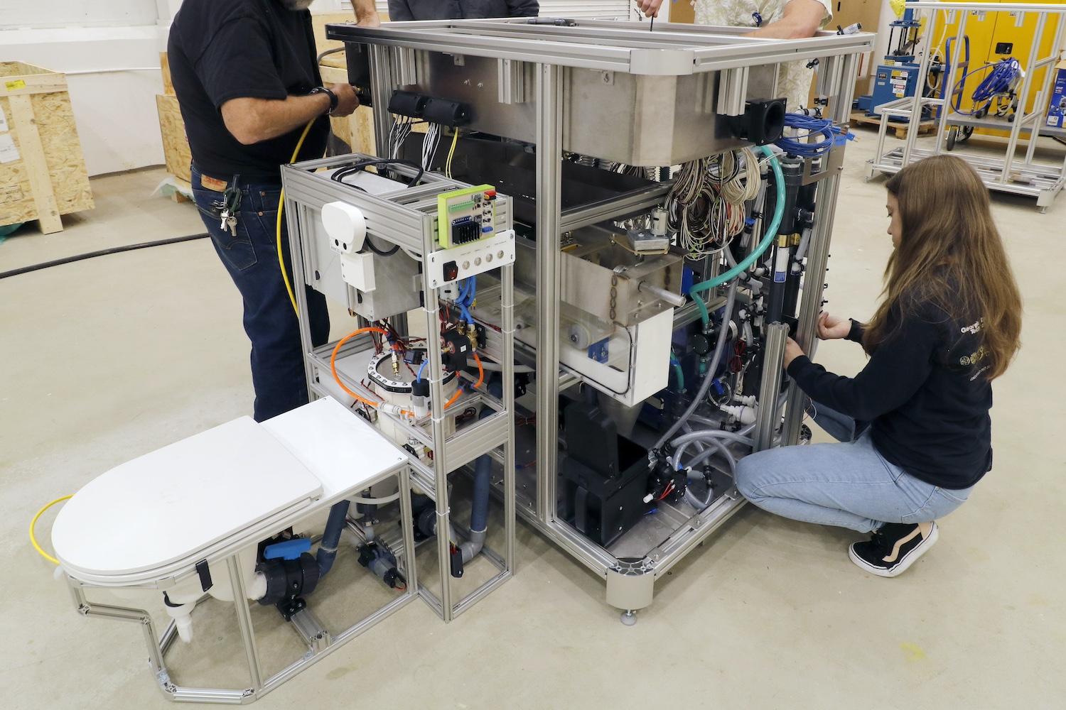 Researchers working on an early version of the G2RT.