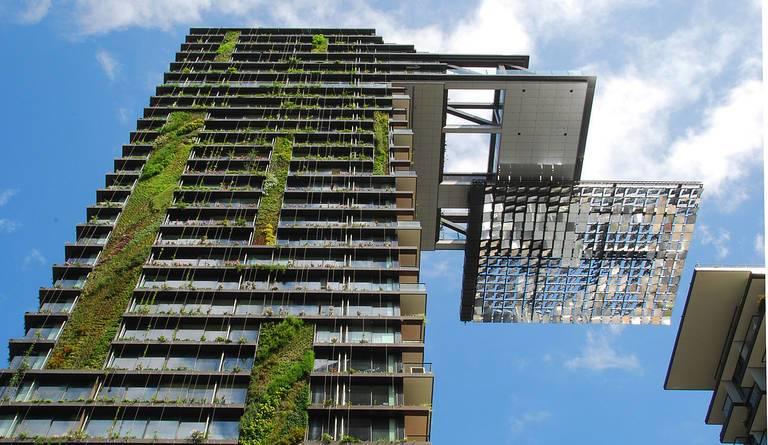 Hanging_gardens_of_One_Central_Park_Sydney-Wiki-Commons.jpg