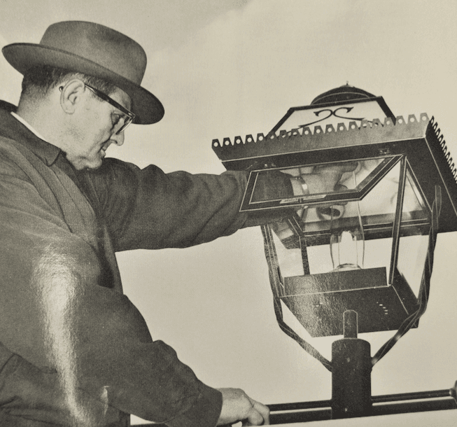 Lighting-a-Washington-Gas-lamp-ca.-1940.png