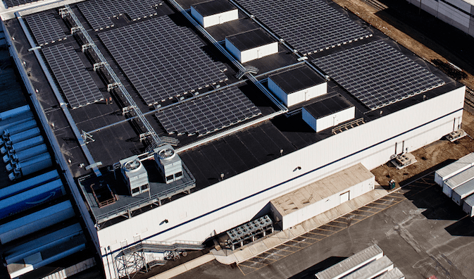 Solar-panels-atop-one-of-Amazons-warehouses.png