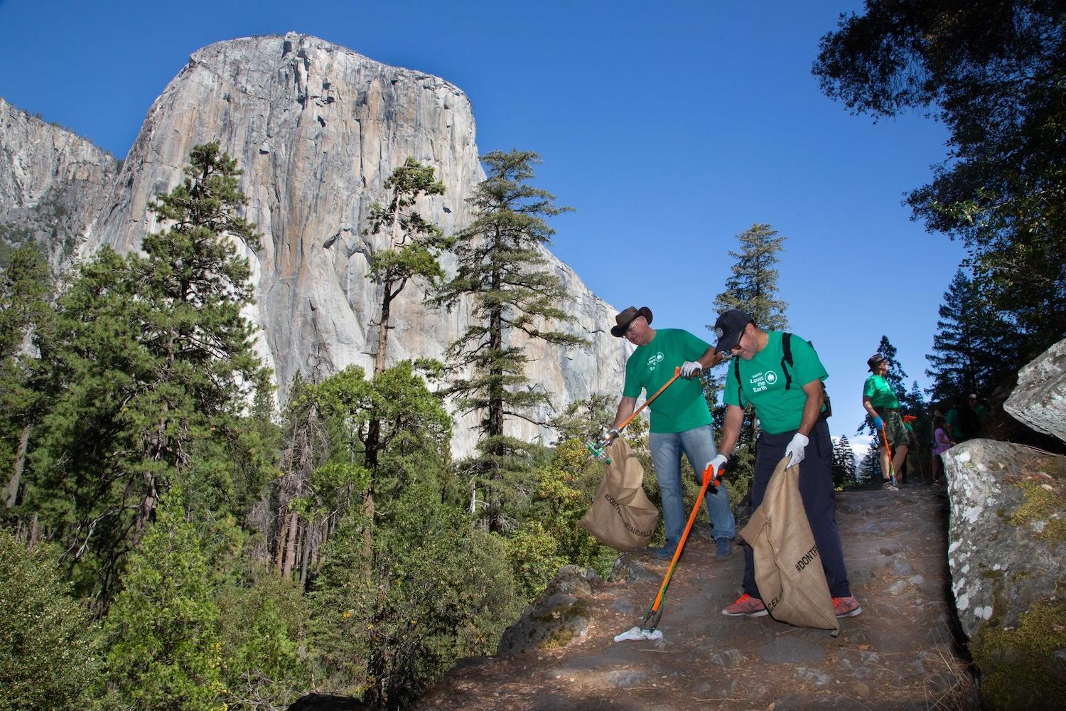 Subaru x National Park Foundation — volunteers cleaning a national park