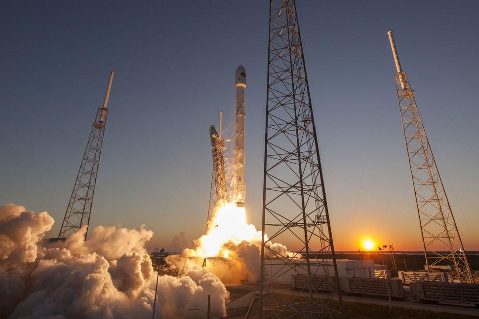 spaceX_dscovr_launch_sunset.jpg